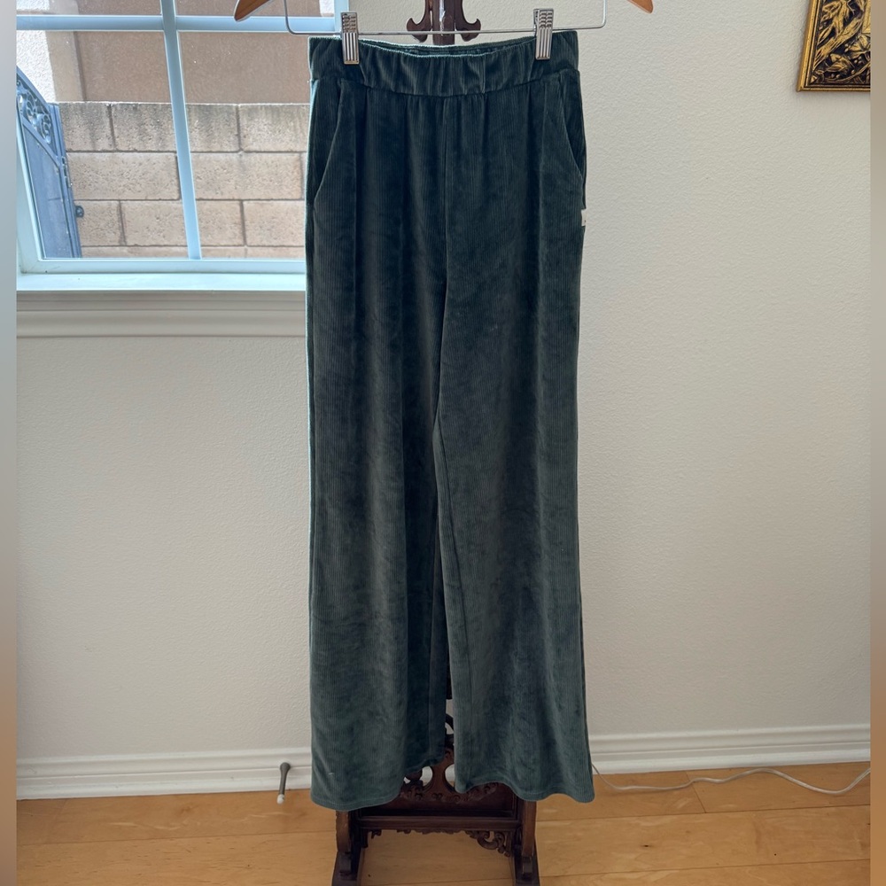 Vuori Velvet weekend wide leg pants in green with pockets and elastic waist XS